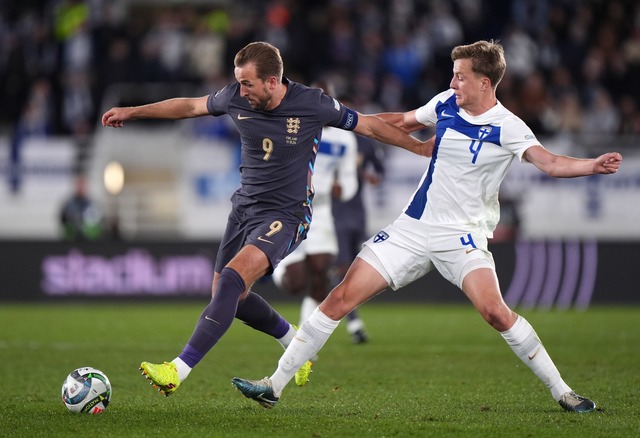 Bayern-St&uuml;rmer Harry Kane (l) siegt mit England in Helsinki.  | Foto: Bradley Collyer/PA Wire/dpa