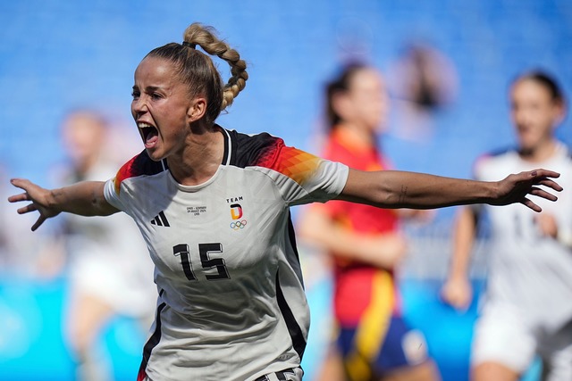 Bayern-Star Gwinn berichtet &uuml;ber ...fahrungen als junge Fu&szlig;ballerin.  | Foto: Laurent Cipriani/AP/dpa