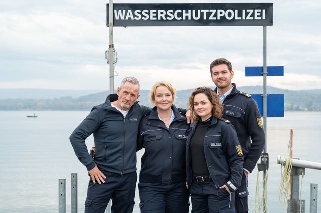 Die Crew und der See.  | Foto: Silas Stein/dpa