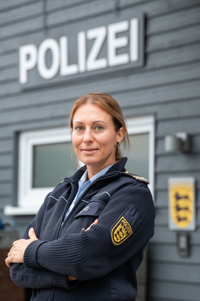 Dorothee Augustin ist auch im echten Leben Polizistin.  | Foto: Silas Stein/dpa