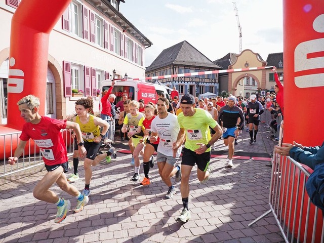 Und los geht es: Start des Hauptlaufs beim Stadtlauf Ettenheim  2024  | Foto: Michael Haberer