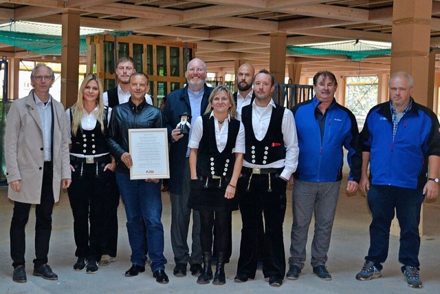 Kollegsdirektor Hans Martin Rieder (Mi...rtretern der am Bau beteiligten Firmen  | Foto: Christiane Sahli