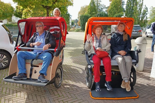 Die Senioren sind bereit fr die Tour mit den Rikschas.  | Foto: Gudrun Gehr