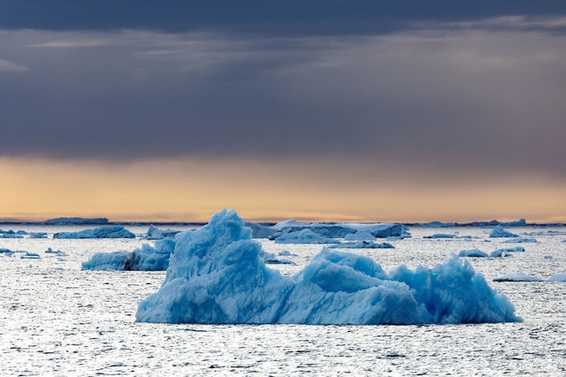 Eisschollen im Weddellmeer in der Antarktis.  | Foto: John Weller/dpa