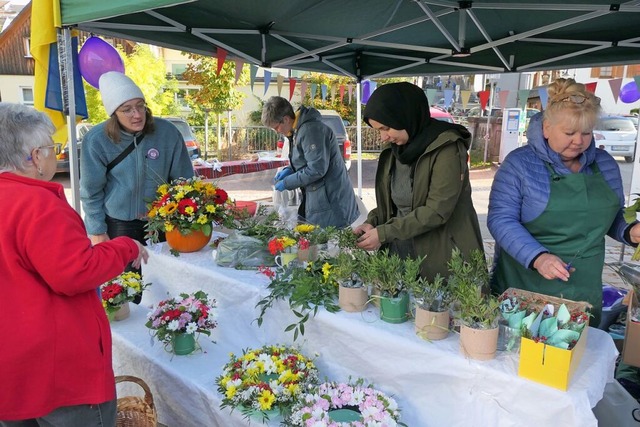 Blumen gegen Spende: Die Aktion fand g...nd die Menschen kamen so ins Gesprch.  | Foto: Heidrun Simoneit