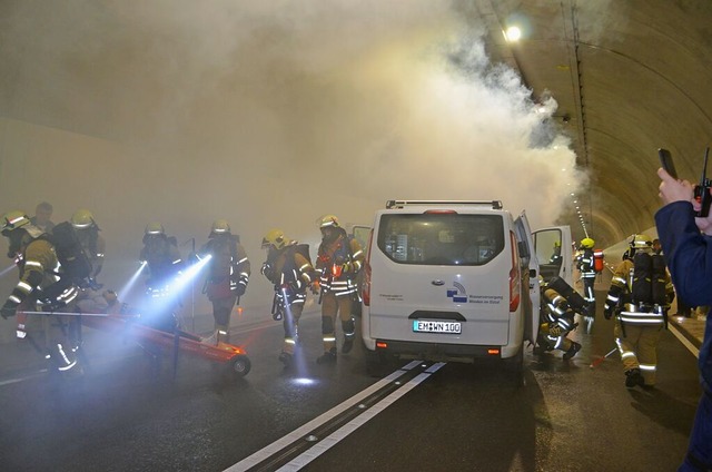 130 Feuerwehrleute simulierten einen maximalen Unglcksfall im Brandbergtunnel.  | Foto: Nikolaus Bayer