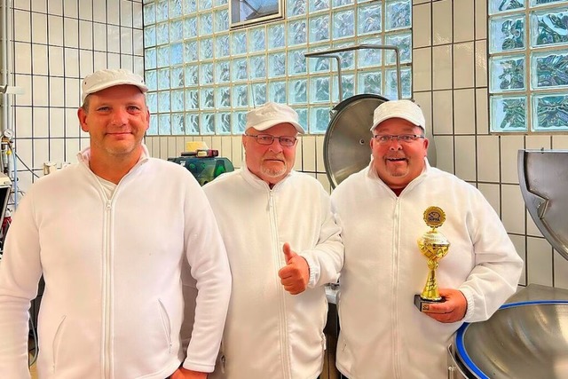 Stolz auf den Erfolg: Dirk Licht (r.), Heinz Licht (M.) und ein Mitarbeiter  | Foto: Metzgerei Licht