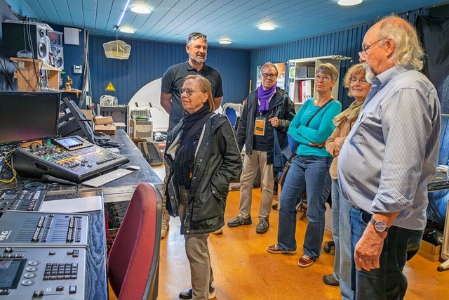 Philipp Rei vom Frderverein fhrte Interessierte durch das Gebude.  | Foto: Alexandra Gnzschel