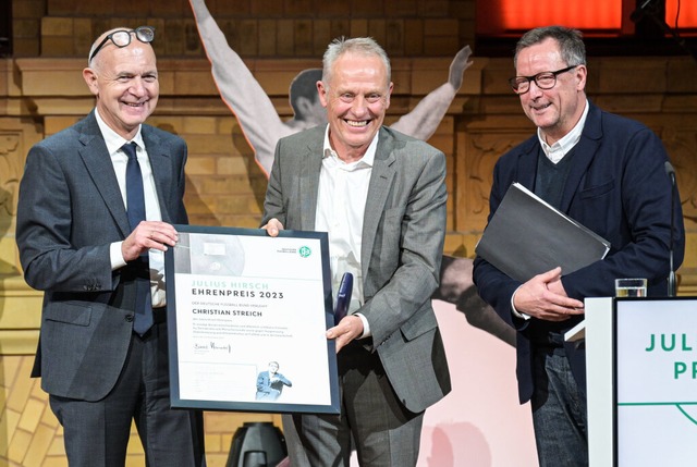 Christian Streich bei der Verleihung d...Hirsch-Preis des DFB im November 2023.  | Foto: Hannes P Albert (dpa)