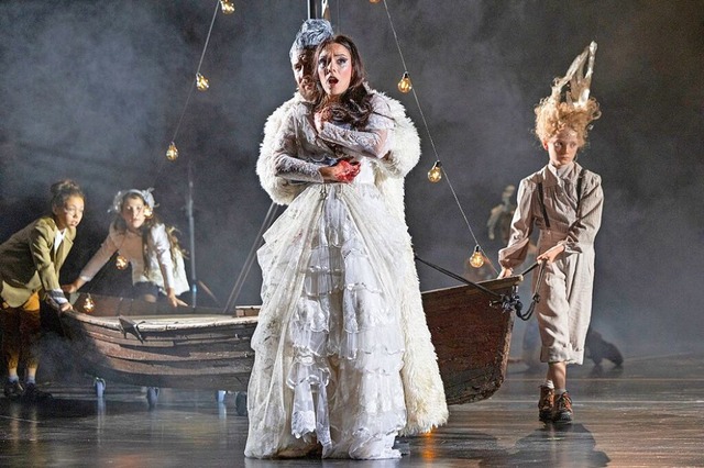 Tosca (Lucie Peyramaure, Mitte) mit Cavaradossi (Jenish Ysmanov)  | Foto: Britt Schilling