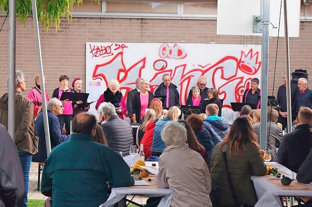 Unter anderem die Zienkener Chorgemein...rsten Kooperationsfestes in Neuenburg.  | Foto: Joachim Wrger