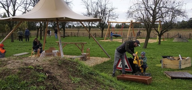 Bauernhof-Kindergarten: Gefeiert wurde... Spielen und der Begegnung mit Tieren.  | Foto: Ilona Hge