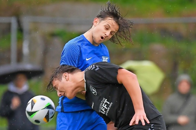 Wer hat die Lufthoheit? Joshua Tchle ...lduell mit Noah Fimpel (FV Tumringen).  | Foto: Gerd Grndl