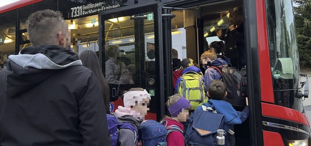 Regelmig bildet sich eine Schlange v...ettgau zur Schule in Erzingen fahren.   | Foto: Nicole Kipp