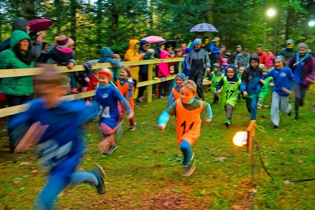 Der Regen konnte die  Luferinnen und ... Fackellauf auf dem Lipple zu starten.  | Foto: Birgit-Cathrin Duval