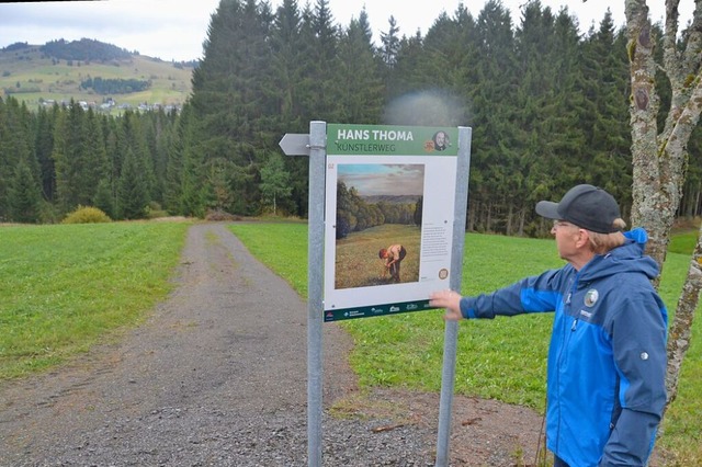 Robert Rosenfelder erlutert die Bilder an den einzelnen Stationen.  | Foto: Christiane Sahli