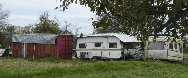 Die Wohnmobile und Container auf einem... Strae Nordend in Kappel-Grafenhausen  | Foto: Benedikt Hecht