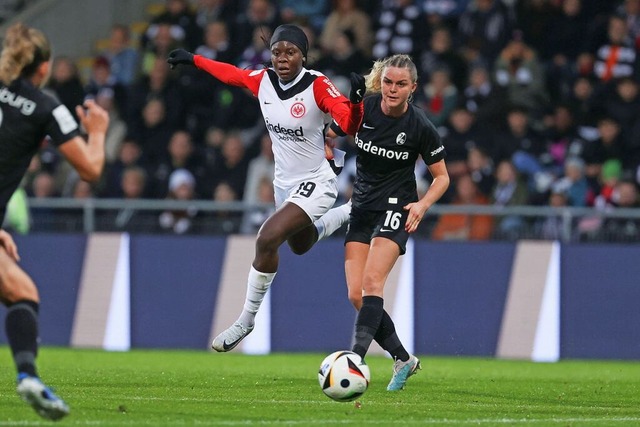 Greta Stegemann vom SC (r.) im Zweikampf mit Nicole Anyomi.  | Foto: IMAGO/Joaquim Ferreira