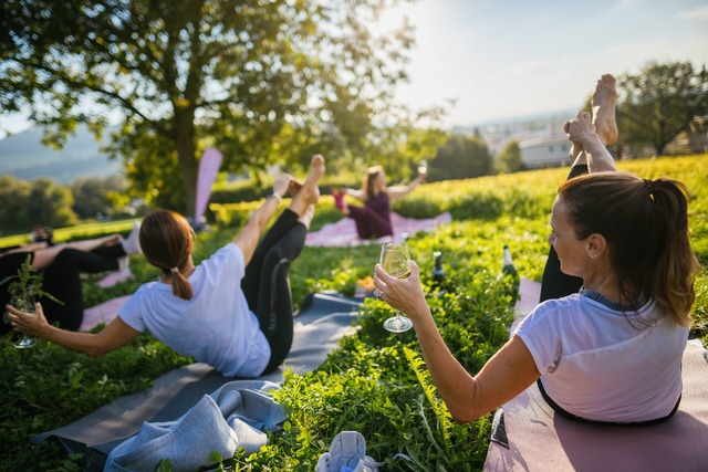 Yoga-Kurse gibt es in Freiburg auch im Weinberg. (Archivbild)  | Foto: Philipp von Ditfurth/dpa