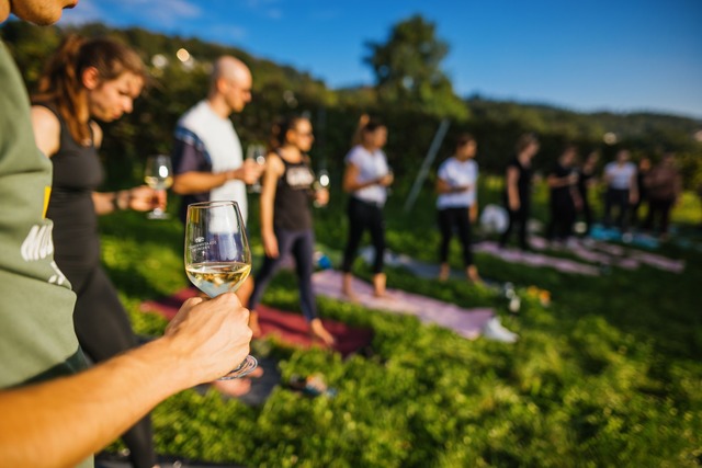 Eine Yoga-Lehrerin und das Staatsweing...en Yoga-Kurs und Wein an. (Archivbild)  | Foto: Philipp von Ditfurth/dpa