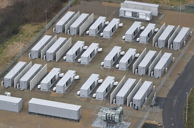 Das Energieunternehmen LEAG nennt diesen Stromspeicher BigBattery.  | Foto: Patrick Pleul/dpa