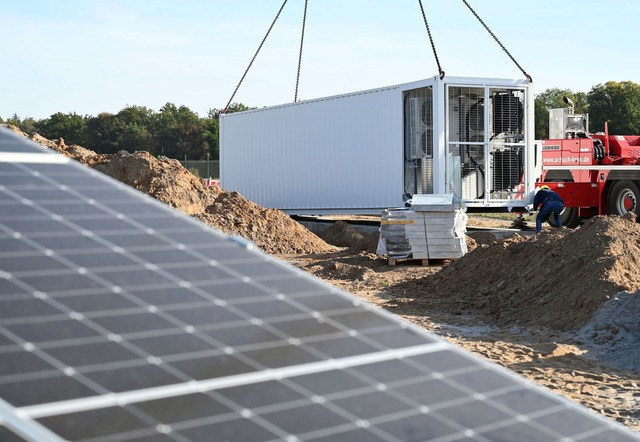 Neue Solarparks werden h&auml;ufig mit...Stunden zwischenspeichern k&ouml;nnen.  | Foto: Uli Deck/dpa