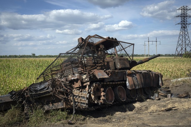 Ein zerstrter russischer Panzer liegt...en Verteidigungsministerium genehmigt.  | Foto: Uncredited (dpa)