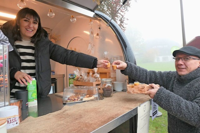 Schlechtes Wetter gibt es nicht, nur s... darauf stoen Hndlerin und Kunde an.  | Foto: Heidrun Simoneit