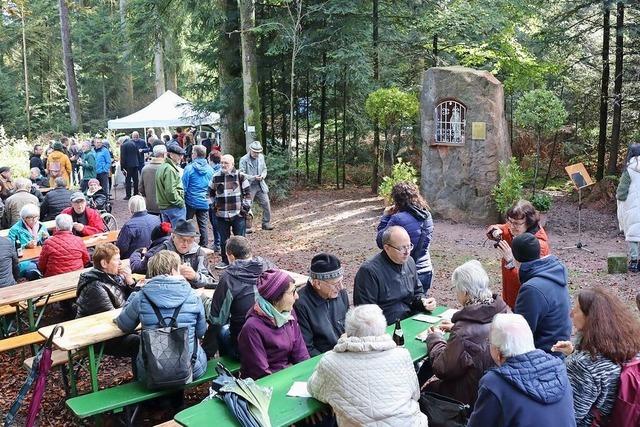 Christlicher Wegweiser: Im Schuttertal steht ein groer Sandstein mit einer Madonna