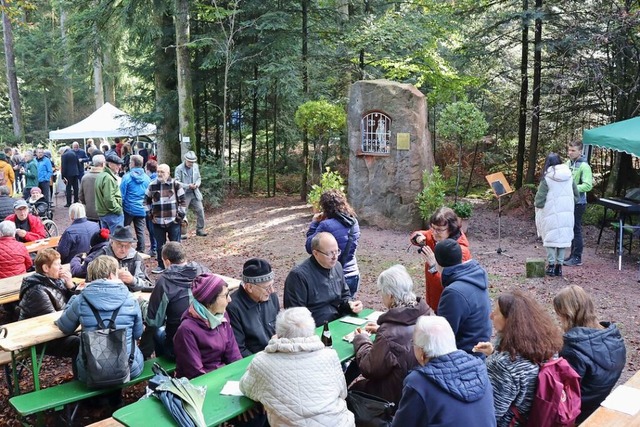 Zahlreiche Besucher kamen zu der Einweihung der Statue.  | Foto: Juliana Eiland-Jung