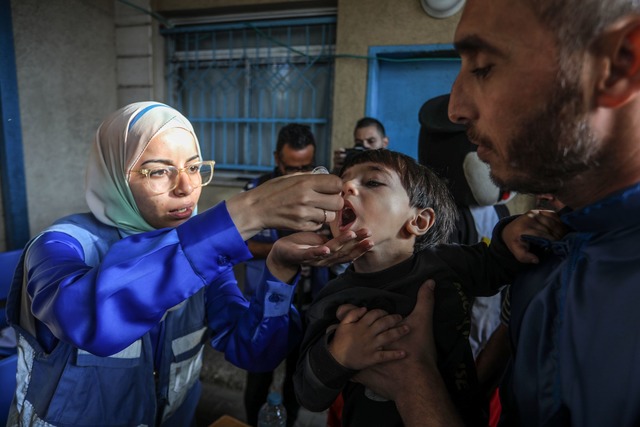 590.000 Kinder unter zehn Jahren sollen die zweite Polio-Impfdosis erhalten.  | Foto: Abed Rahim Khatib/dpa