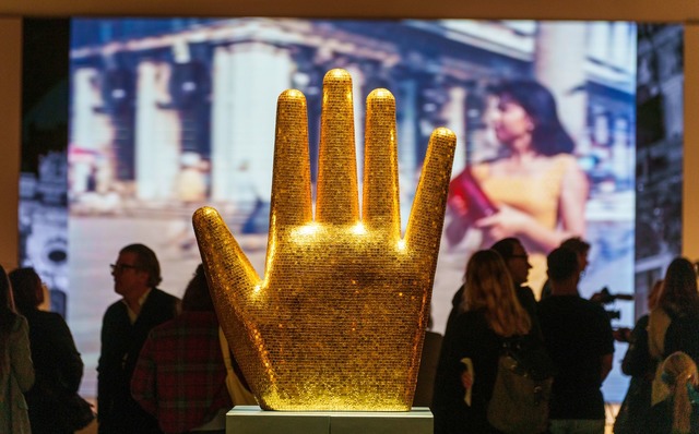 Im Zentrum des Pavillons von Italien s...s soll eine offene Hand symbolisieren.  | Foto: Andreas Arnold/dpa