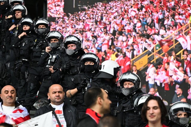 Beim Spiel Trkei-Georgien im Dortmund...ht die Polizei neben Fans von Georgien  | Foto: Bernd Thissen (dpa)