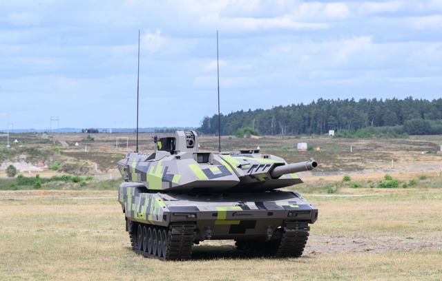 Ein Kampfpanzer Panther KF51 steht im ...eonardo einen neuen Kampfpanzer bauen.  | Foto: Julian Stratenschulte/dpa