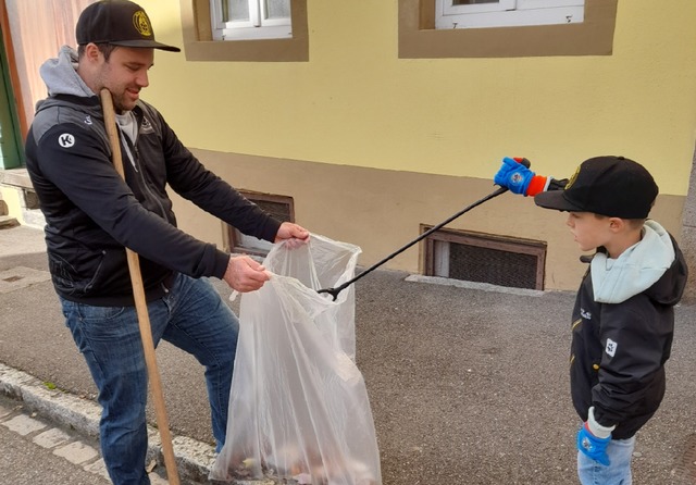 Auch die Kleinsten beteiligten sich an der Kippensammelaktion in Zell.  | Foto: Uli Merkle