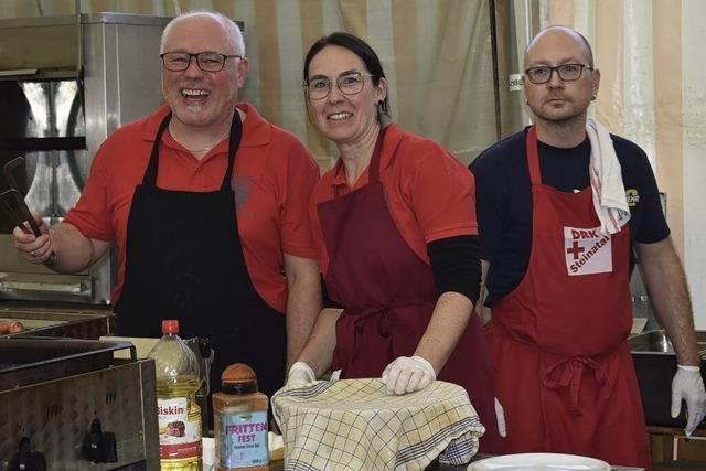 Nur der Fassanstich klappte beim Oktoberfest in Untermettingen nicht ganz