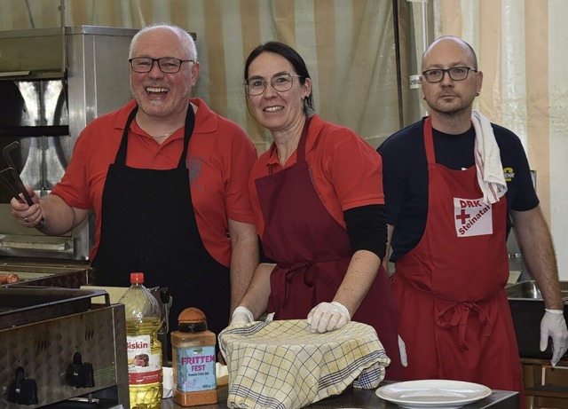 Alle Hnde voll zu tun und gute Laune ...he beim Oktoberfest in Untermettingen.  | Foto:  