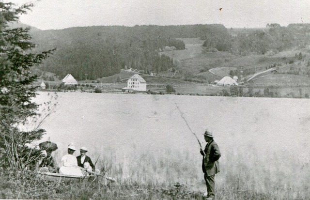 Dieses Bild aus den 1880er-Jahren zeig...ngler am jenseitigen Ufer des Titisee.  | Foto: Roland WEis