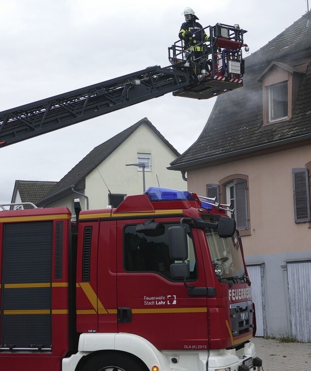 Die Drehleiter der Lahrer Feuerwehr beim bungseinsatz in Seelbach  | Foto: Beate Zehnle-Lehmann