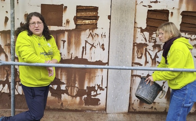 Astrid Paul (links) erklrt die Funkti...rin bei den Arbeiten am Streifenhaus.   | Foto: Benedikt Stahl