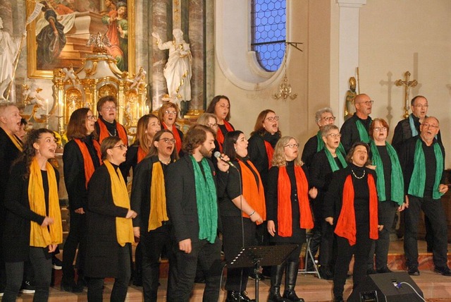 Die Gospel Singers Rheinhausen begeist...usikalischen Leitung von Maria Christ.  | Foto: Christiane Franz