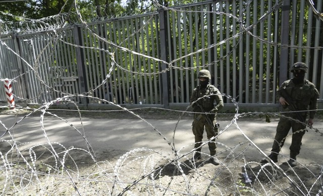 Polnische Soldaten an der Grenze zu Be...ne Migrationskrise in der EU auslsen?  | Foto: Czarek Sokolowski (dpa)