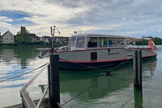 Zwei Fhrmnner, die auf dem Rhein zwischen Kaiseraugst und Herten navigieren