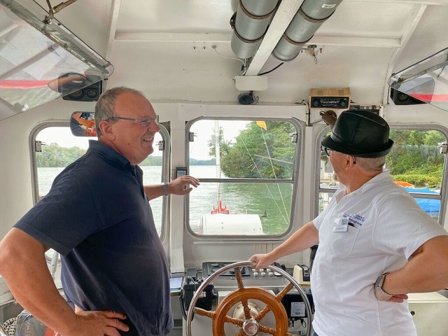 Guido Frei (links) und Christian Bohrer steuern die Fhre ber den Rhein.  | Foto: Rosa Di Nardo