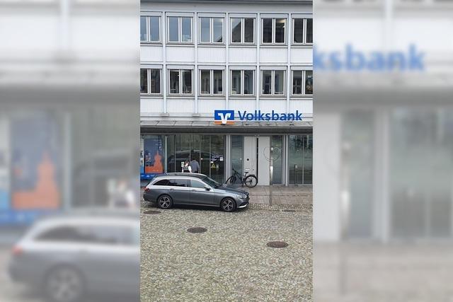 Nach Vorfall bei der Volksbank sichert die Polizei die Emmendinger City ab