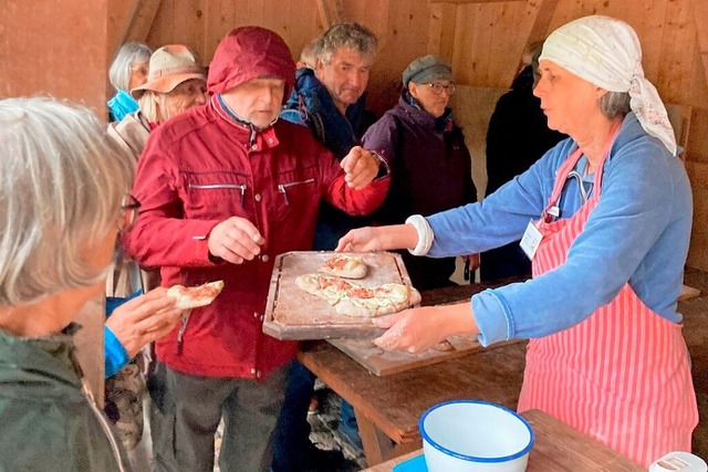 Nach der Fhrung bekamen die Gste frisch gebackenen Datschkuchen serviert.  | Foto: Karin Kleis