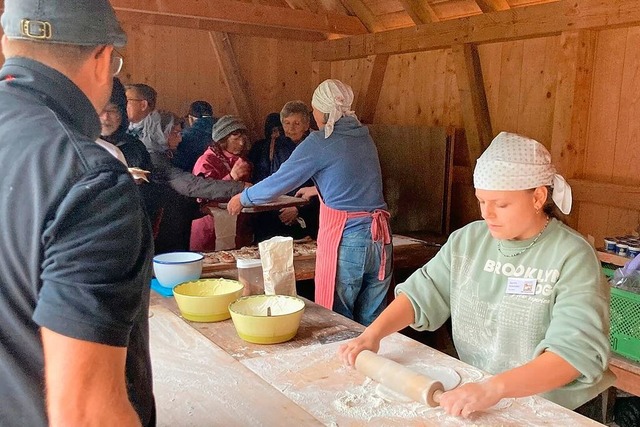 Nach der Fhrung bekamen die Gste frisch gebackenen Datschkuchen serviert.  | Foto: Karin Kleis