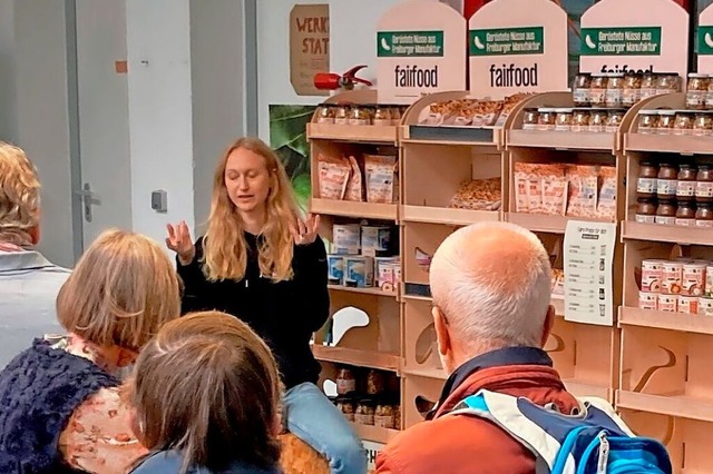 Jule Mayr erluterte den Gsten die Pr...e von &#8222;fairfood Freiburg&#8220;.  | Foto: Karin Kleis