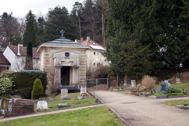 Badenweiler bereitet eine neue Friedhofssatzung vor: Erdgrber werden lnger wegen grerer Menschen