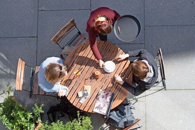 Eine Kellnerin bedient in einem Caf z...Preissteigerungen bei Nahrungsmitteln.  | Foto: Sebastian Kahnert